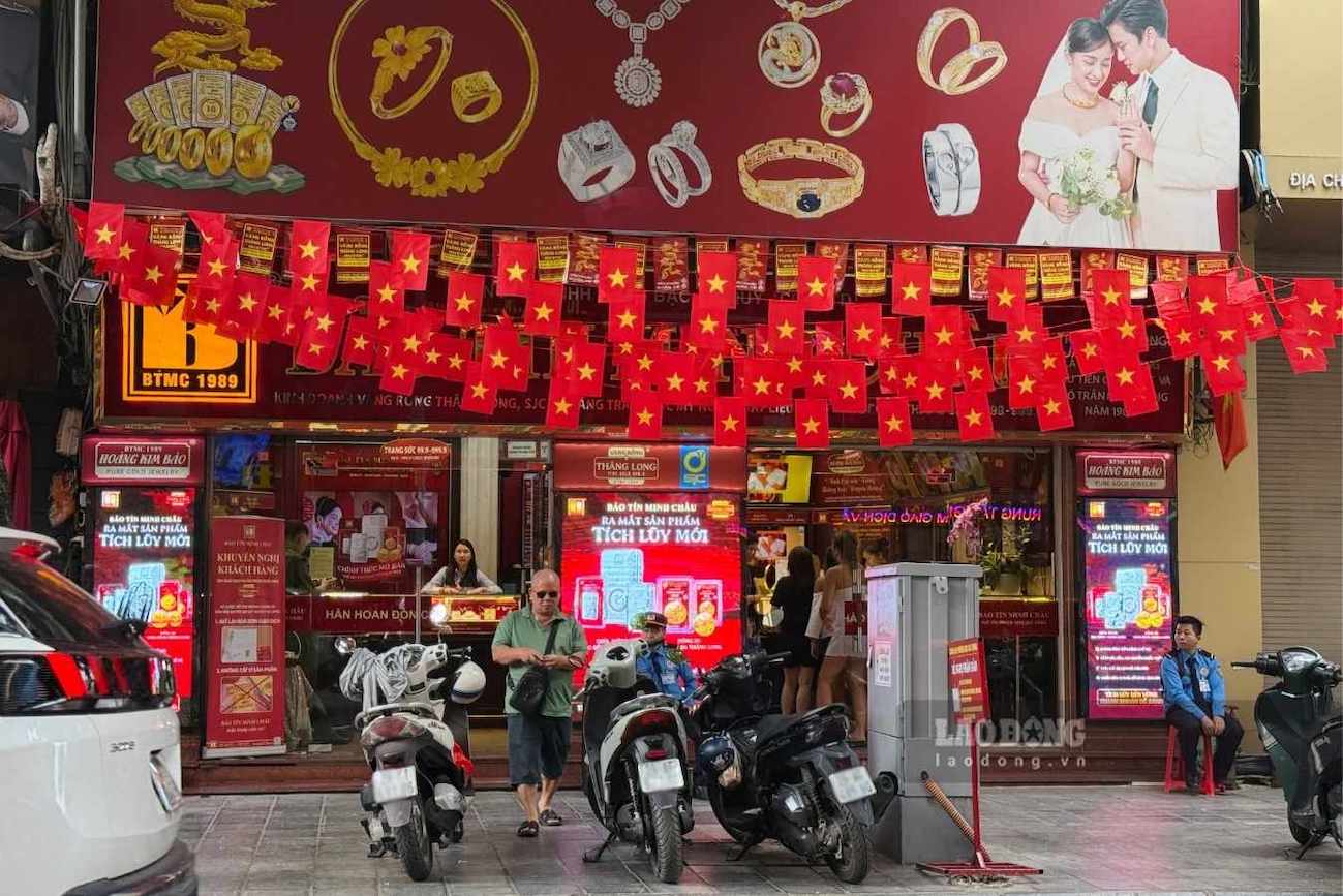 Khách hàng tranh thủ cuối tuần đến cửa hàng vàng giao dịch. Ảnh: Linh Đan
