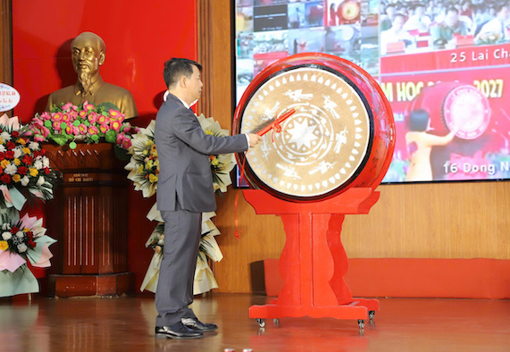 PGS.TS Trần Quang Tiến thực hiện nghi thức đánh trống khai giảng năm học 2026 - 2027. Ảnh: Học viện cung cấp