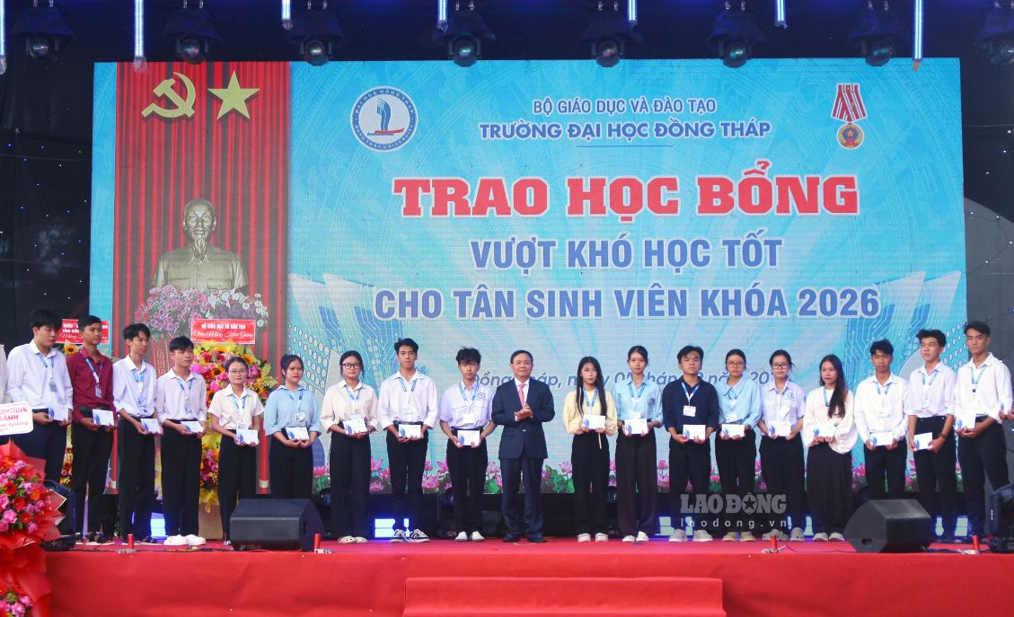 Ông Phan Văn Thắng trao học bổng vượt khó học tốt cho tân sinh viên tại lễ khai giảng. Ảnh: Thanh Mai