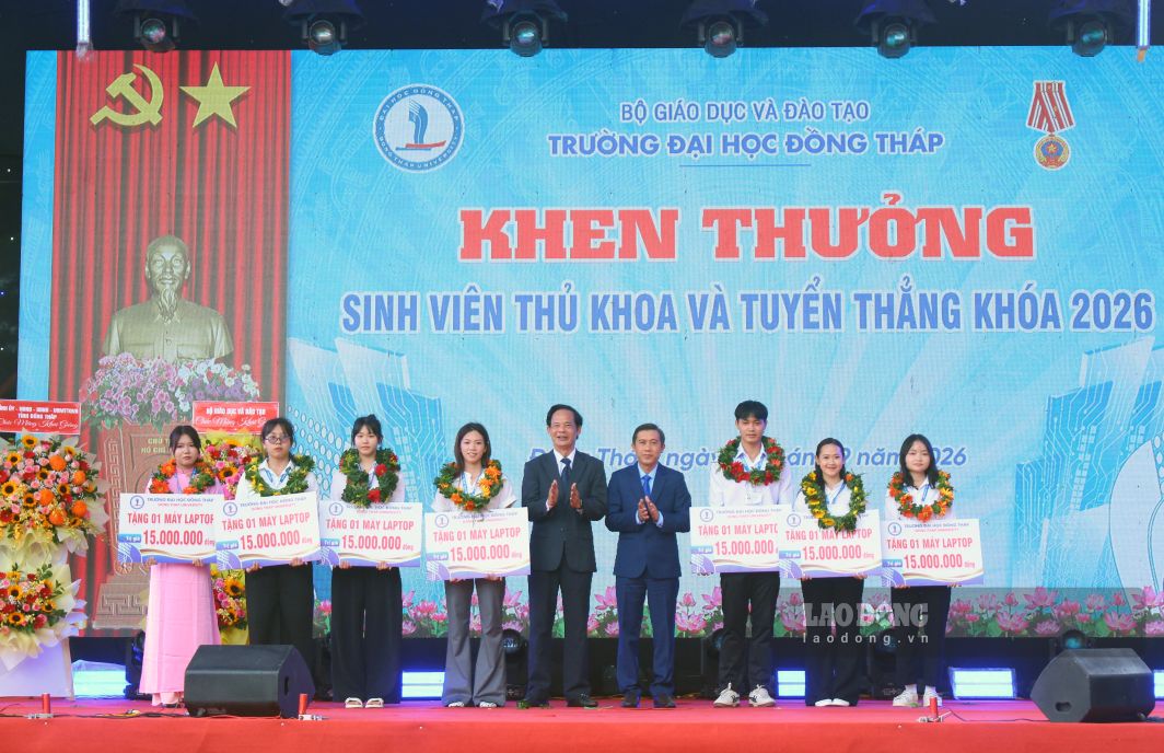 Lãnh đạo DThU trao học bổng cho sinh viên thủ khoa và tuyển thẳng. Ảnh: Thanh Mai