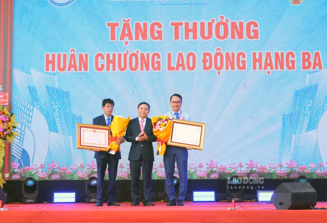 Trao Huân chương Lao động hạng Ba cho PGS.TS Hồ Sỹ Thắng và TS Võ Văn Sơn. Ảnh: Thanh Mai
