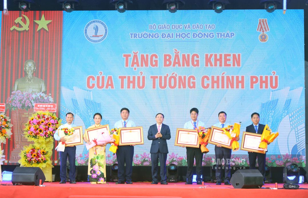 Trao Bằng khen Thủ tướng chính phủ cho 6 cá nhân. Ảnh: Thanh Mai