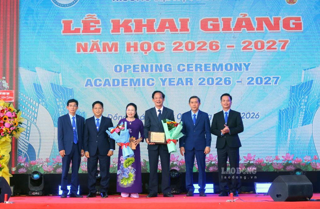 Tri ân NGƯT- PGS.TS Nguyễn Văn Đệ. Ảnh: Thanh Mai