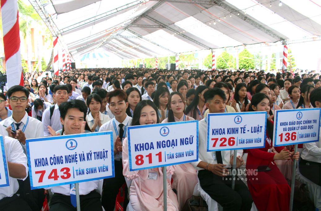 ドンタップ大学(DThU)は、2026-2027学年度の開校式を開催し、約6,000人の新入生を迎えました。写真:タイン・マイ