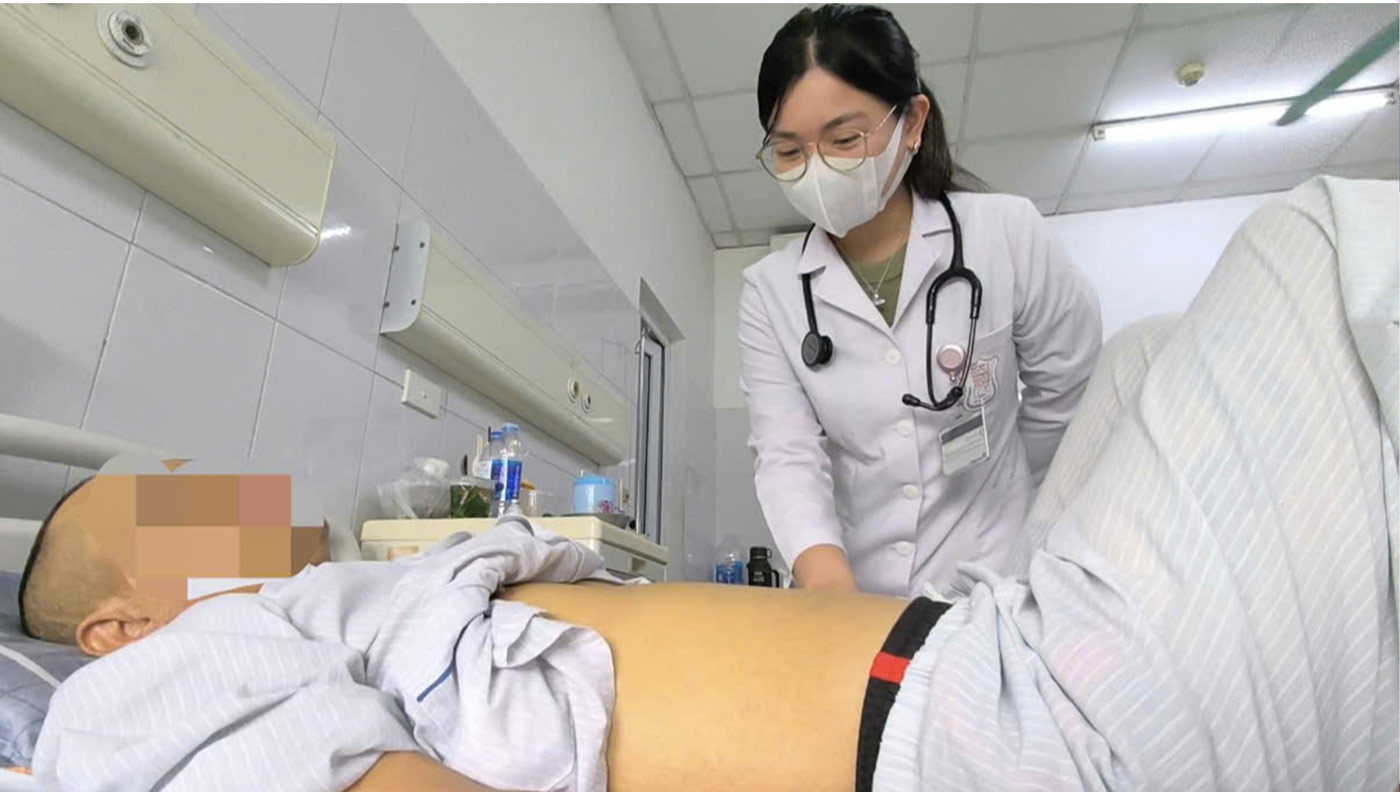 Self-medicating with traditional medicine to treat stomach pain, patients suffer from serious liver damage