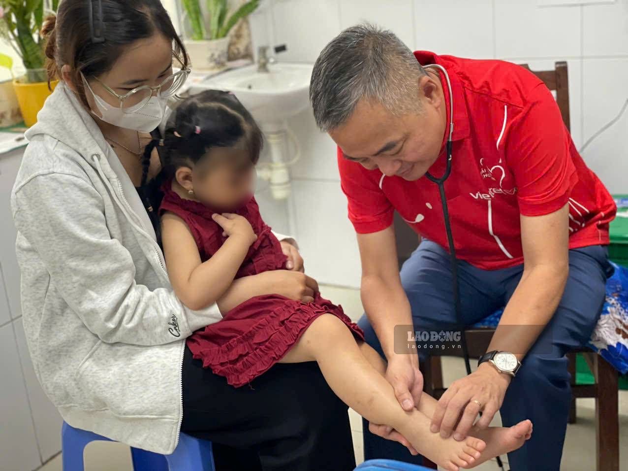 Trong buổi sáng, có khoảng 100 trẻ em, nhiều trẻ là con công nhân được tư vấn, khám bệnh tim miễn phí.Ảnh: Đình Trọng