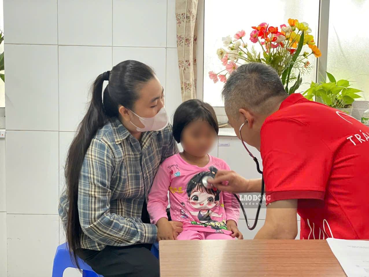 Workers' children are given free heart disease screening in the Binh Duong area. Photo: Dinh Trong