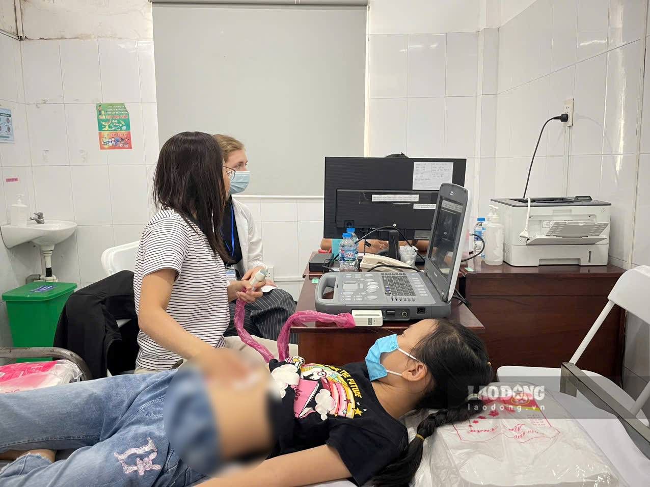 Chương trình đã giúp nhiều gia đình công nhân khó khăn khám sàng lọc bệnh tim miễn phí cho con em. Ảnh: Đình Trọng