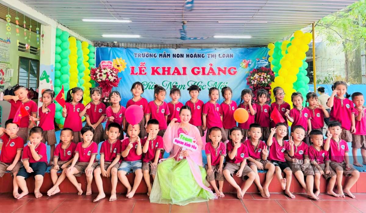 Cô giáo chụp ảnh lưu niệm cùng các em học sinh trong lễ khai giảng. Ảnh: Duy Chương
