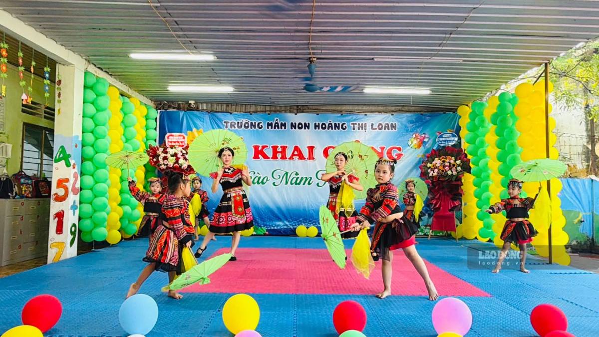 Teachers and students of Hoang Thi Loan Kindergarten together perform arts at the opening ceremony. Photo: Duy Chuong