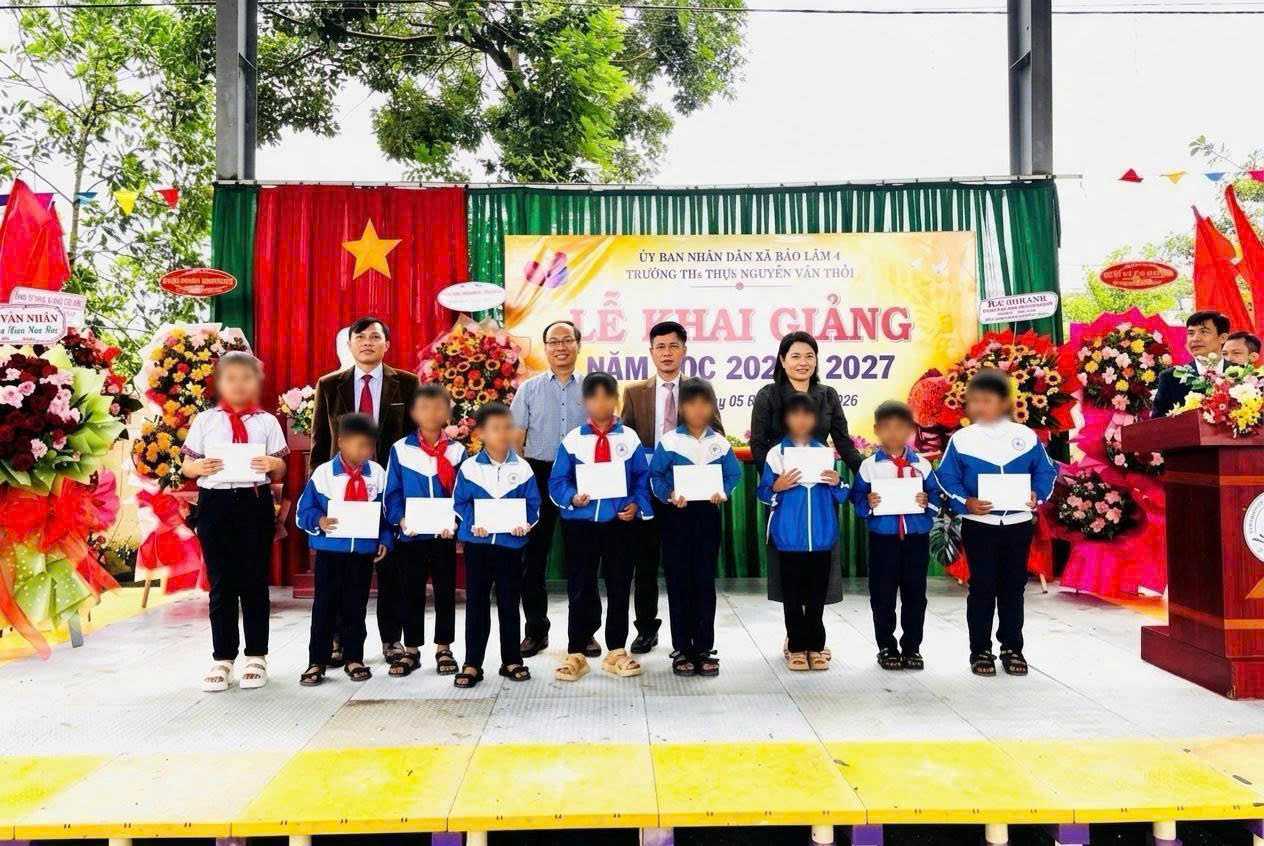 Đại điện Công ty Thủy điện Đồng Nai trao học bổng cho học sinh nghèo, học sinh khó khăn. Ảnh: Quốc Huy 