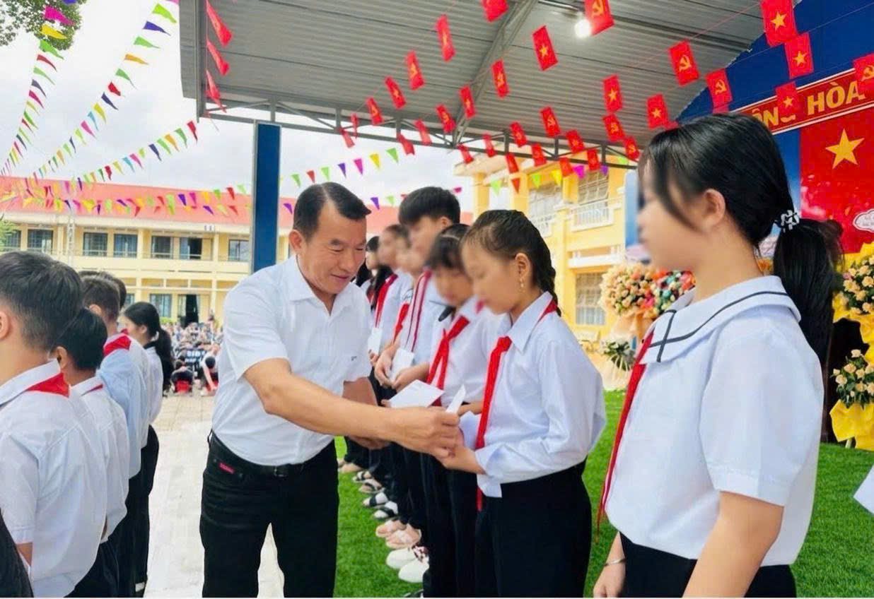 Đại diện Công ty Thủy điện Đồng Nai trao học bổng cho học sinh khó khăn. Ảnh: Quốc Huy 