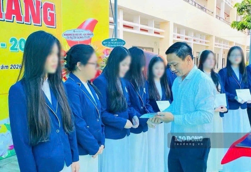 280 scholarships were awarded by Dong Nai Hydropower Company to disadvantaged students before the new school year. Photo: Quoc Huy