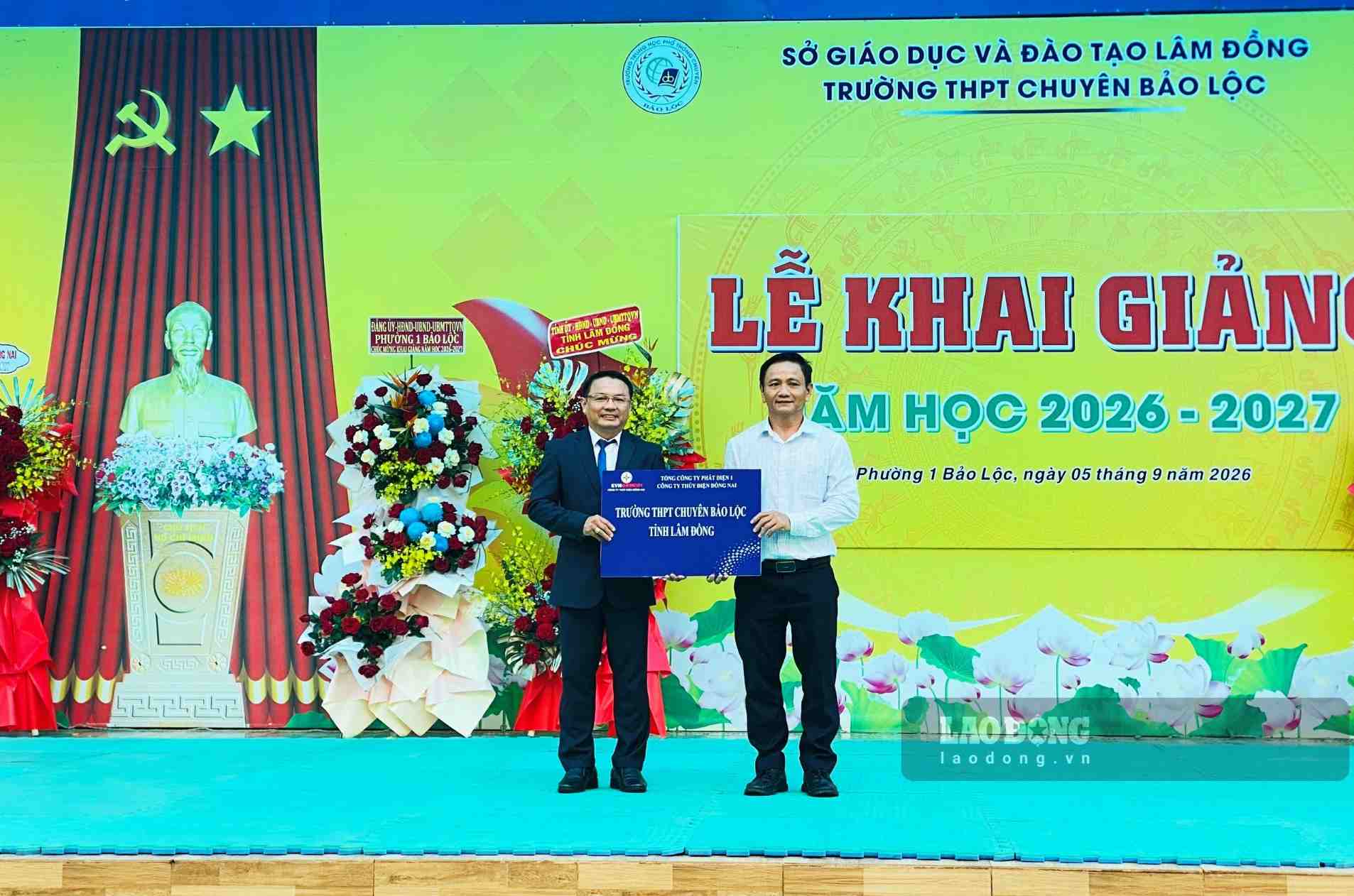 Ông Nguyễn Quang Vĩnh - Giám đốc Công ty Thủy điện Đồng Nai trao học bổng tài trợ cho học sinh Trường THPT Chuyên Bảo Lộc. Ảnh: Quốc Huy 