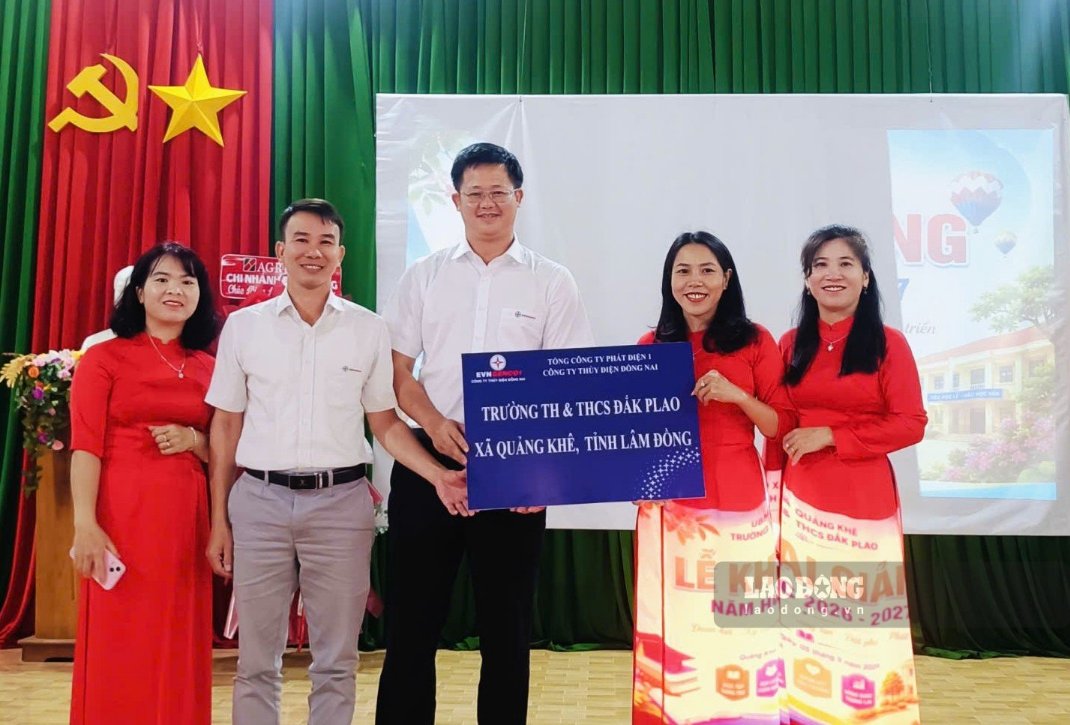 Đại diện Công ty Thủy điện Đồng Nai trao học bổng tài trợ cho học sinh Trường TH&THCS Đắk Plao, xã Quảng Khê. Ảnh: Quốc Huy 
