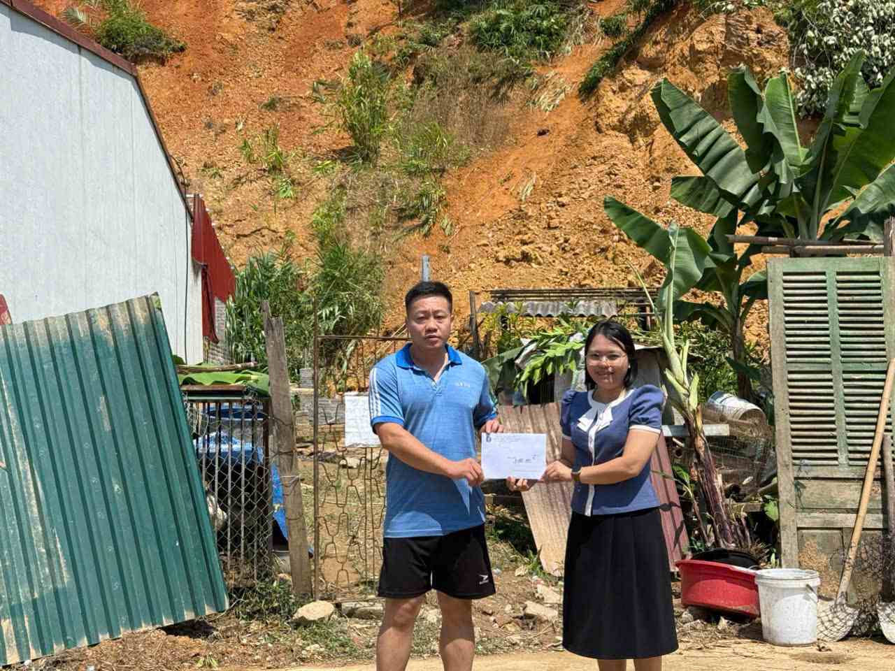 The grassroots trade union of the Health Center provides support to Mr. Vu A Phia. Photo: Dien Bien Provincial Department of Health.