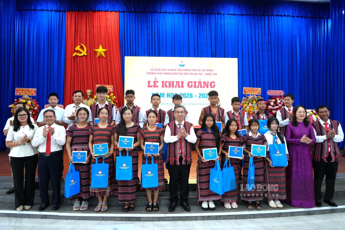 Awarding scholarships to students of Ba Ria - Vung Tau Ethnic Minority Boarding School after the opening ceremony. Photo: Thanh An