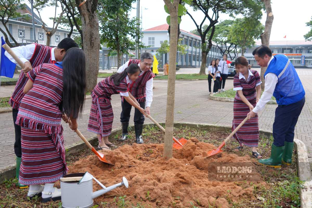 Ông Nguyễn Phước Lộc (giữa) tham gia trồng cây cùng thầy cô và các em học sinh Trường Phổ thông Dân tộc Nội trú Bà Rịa - Vũng Tàu. Ảnh: Thành An