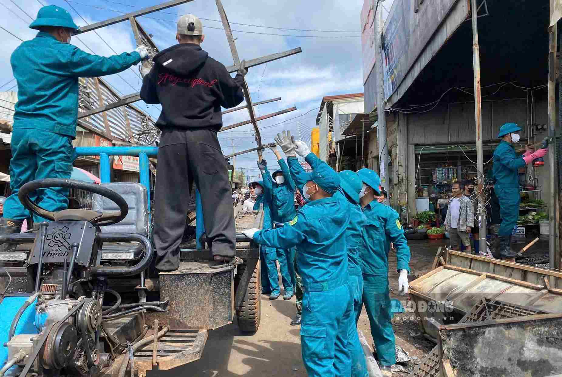 Armed forces of Dak Sak commune support people to overcome the consequences of the market fire. Photo: Nam Nguyen