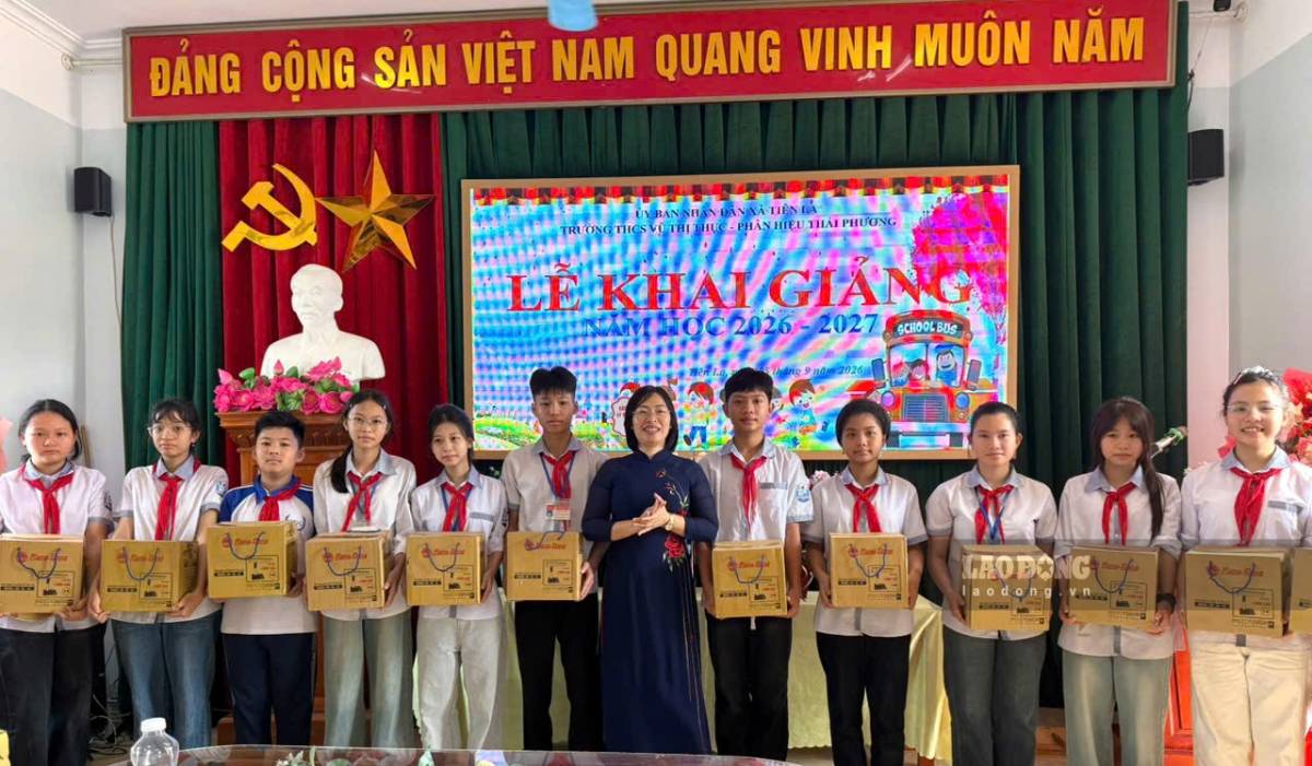 Giving anti-myopia lamps to students of Vu Thi Thuc Secondary School (Thai Phuong branch) in Tien La commune, Hung Yen province. Photo: Le Huong