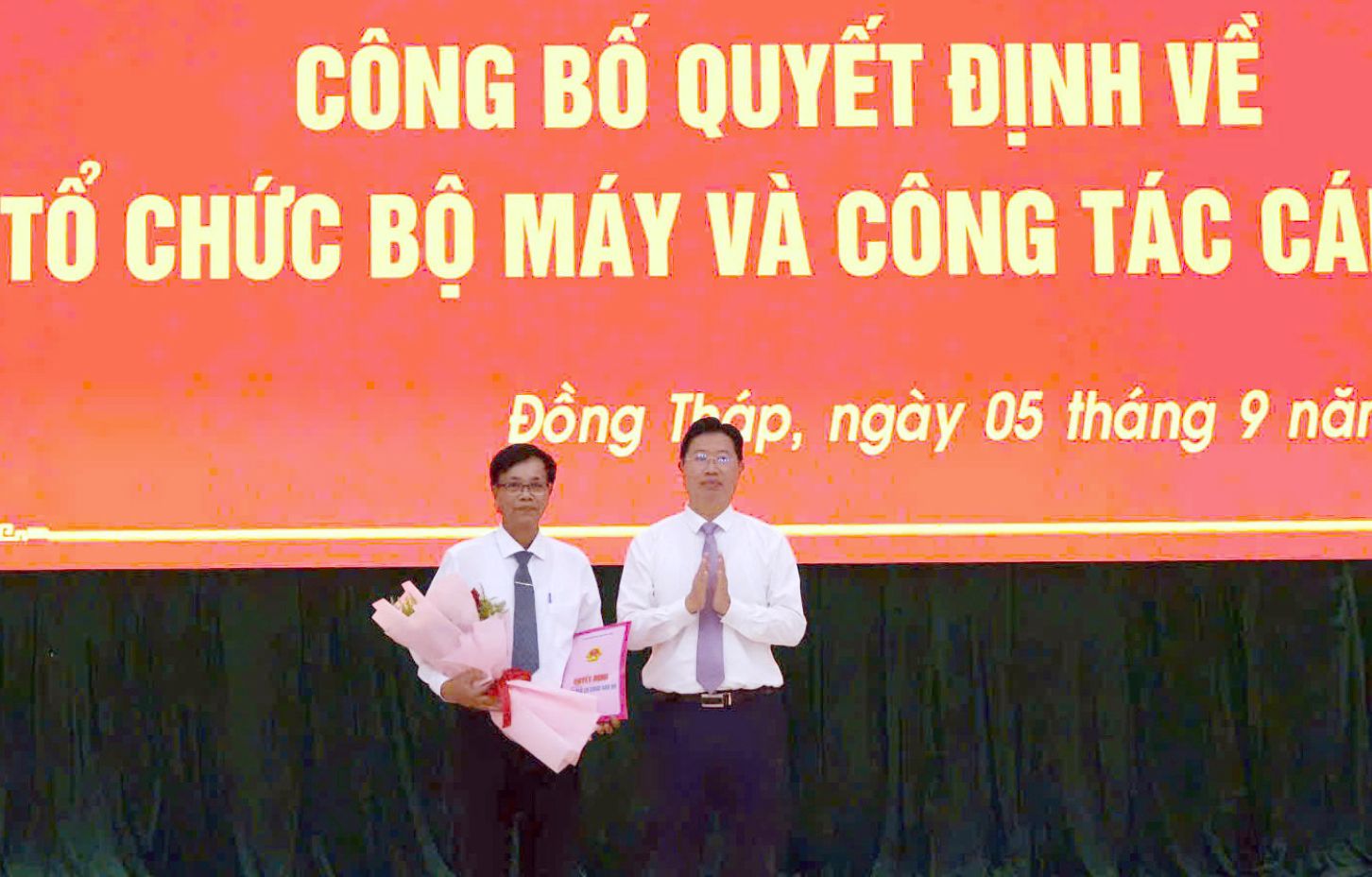 Phó Chủ tịch UBND tỉnh Đồng Tháp Huỳnh Minh Tuấn trao Quyết định và hoa chúc mừng đại diện Ban Giám hiệu trường Cao đẳng Y tế Đồng Tháp. Ảnh: Cổng thông tin điện tử tỉnh Đồng Tháp