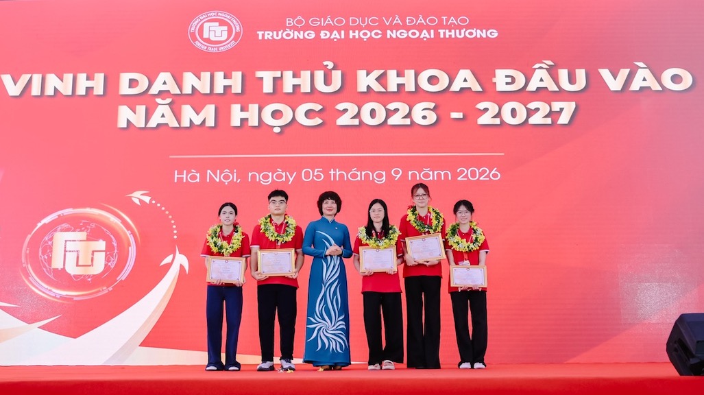 PGS.TS Phạm Thu Hương - Hiệu trưởng Trường Đại học Ngoại thương trao giấy khen và huy chương cho các Thủ khoa. Ảnh: Nhà trường cung cấp