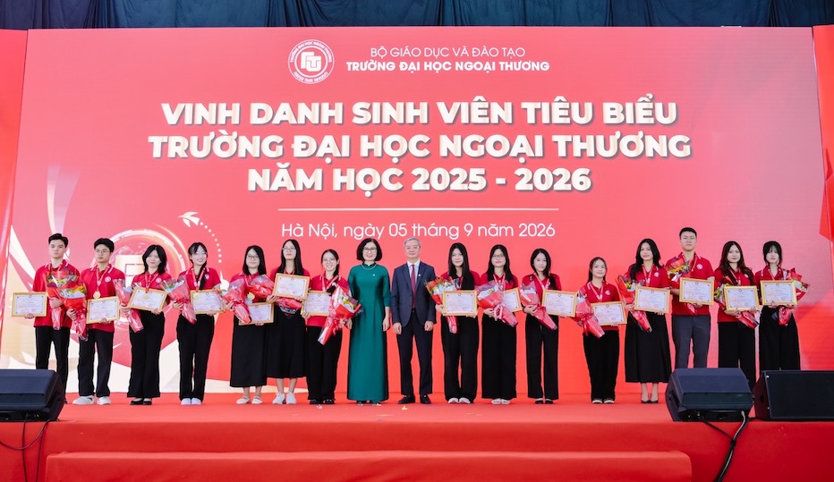 Tại buổi lễ, Lãnh đạo trường đã tuyên dương, khen thưởng các sinh viên tiêu biểu có thành tích học tập, hoạt động ngoại khóa năm học 2025-2026. Ảnh: Nhà trường cung cấp