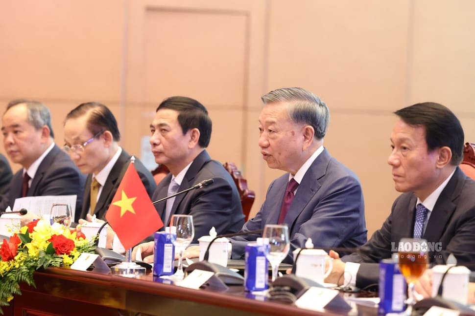 Tổng Bí thư, Chủ tịch nước Tô Lâm và thành viên đoàn Việt Nam tại cuộc hội đàm với Tổng thống Myanmar Min Aung Hlaing. Ảnh: Hải Nguyễn