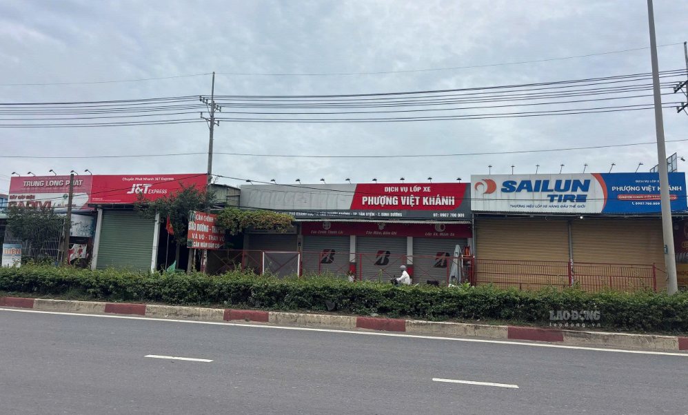 Những nhà xưởng, cửa hàng kinh doanh mà tuyến cao tốc đi qua tại Tân khánh đến nay vẫn chưa được tháo dỡ. Ảnh: Hà Nam
