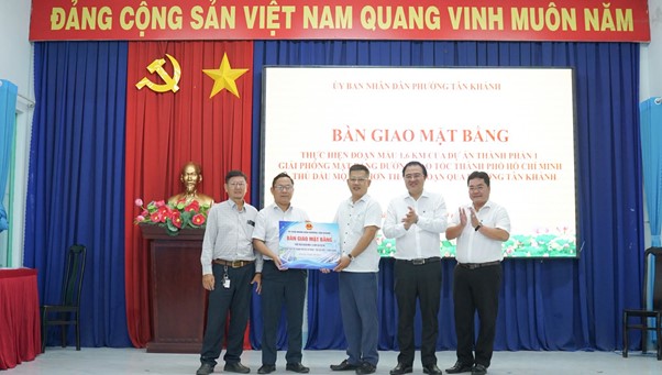 Handover ceremony of 1.6km/3.64km of expressway site on the morning of September 5th in Tan Khanh ward. Photo: Tan Khanh Ward People's Committee