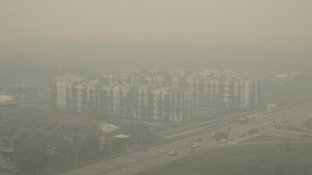 Smoke from Indonesian wildfires covers a residential area in Kuching city (Sa Sarawak, Malaysia) on Borneo island on September 5, 2026. Photo: AFP