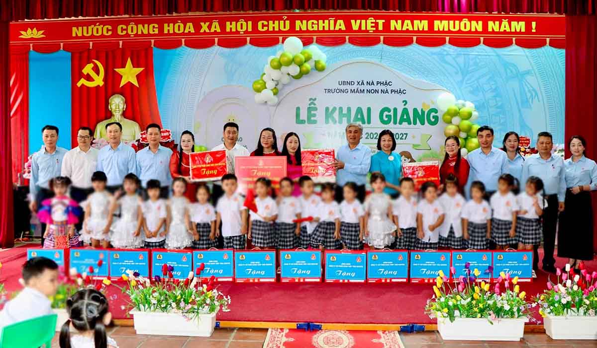 Thai Nguyen Provincial Labor Federation and Thai Nguyen Iron and Steel Joint Stock Company present gifts to students of Na Phac Kindergarten. Photo: Thai Nguyen Labor Federation