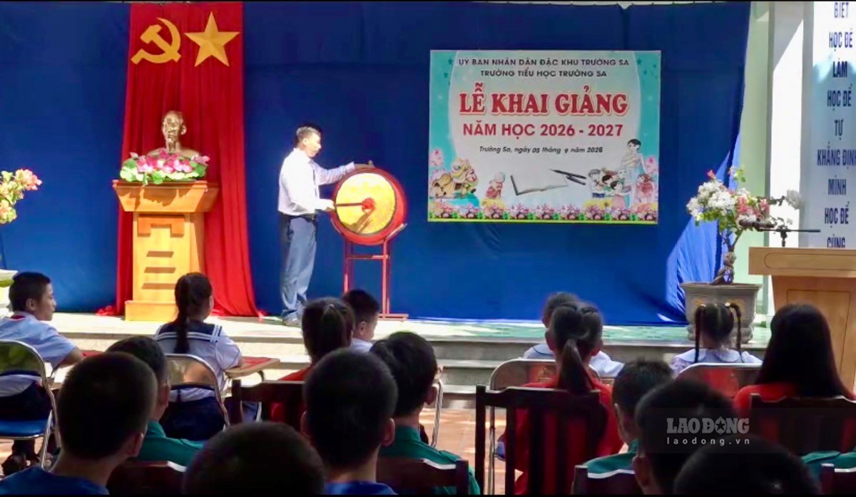 The opening drum sounded at the forefront of the Truong Sa Special Zone. Photo: Huu Long