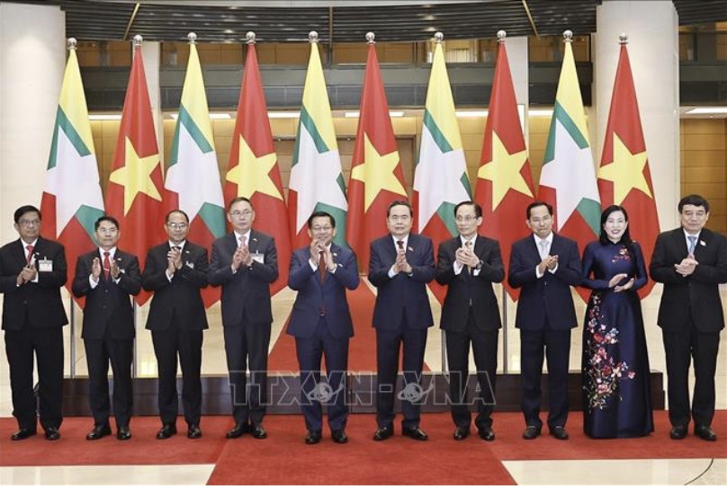 Chủ tịch Quốc hội Trần Thanh Mẫn và Tổng thống nước Cộng hòa Liên bang Myanmar Min Aung Hlaing với đại biểu chụp ảnh lưu niệm. Ảnh: TTXVN