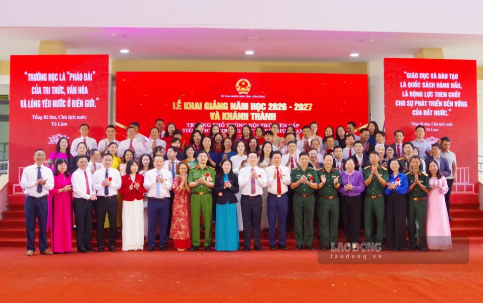 Leaders of Lam Dong province and the Provincial Border Guard Command attend the opening ceremony and inauguration of Thuan An Inter-level Boarding Primary and Secondary School. Photo: Van Hoan