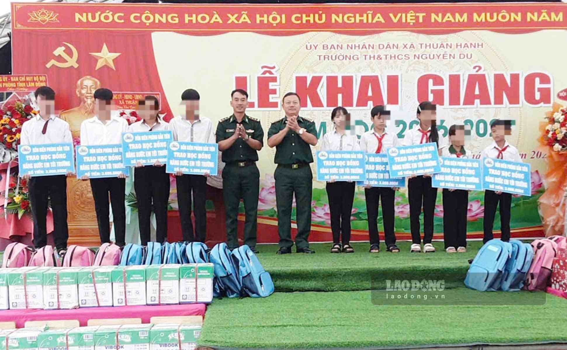 Bộ đội Biên phòng Lâm Đồng trao học bổng “Nâng bước em tới trường” cho học sinh khó khăn. Ảnh: Văn Hoàn