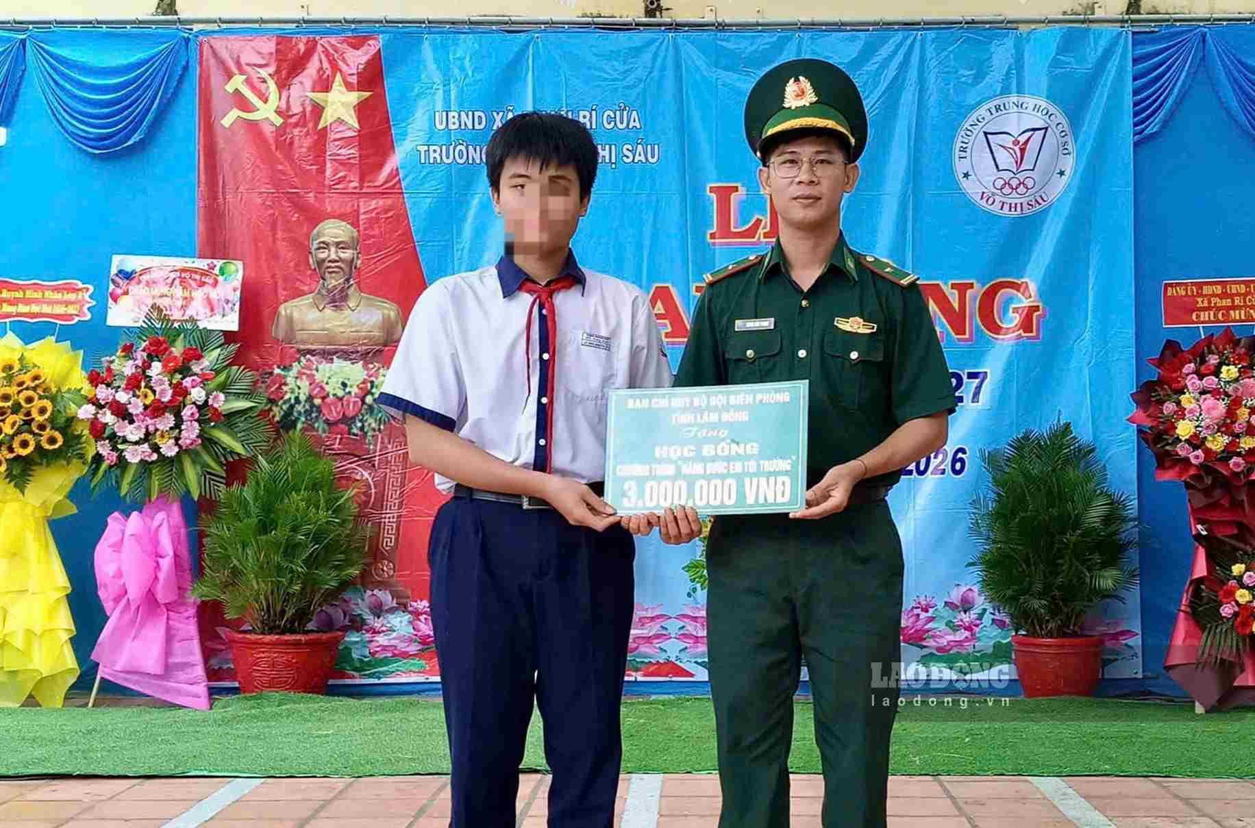Đồn Biên phòng Hòa Minh trao quà, động viên học sinh trước năm học mới. Ảnh: Văn Hoàn