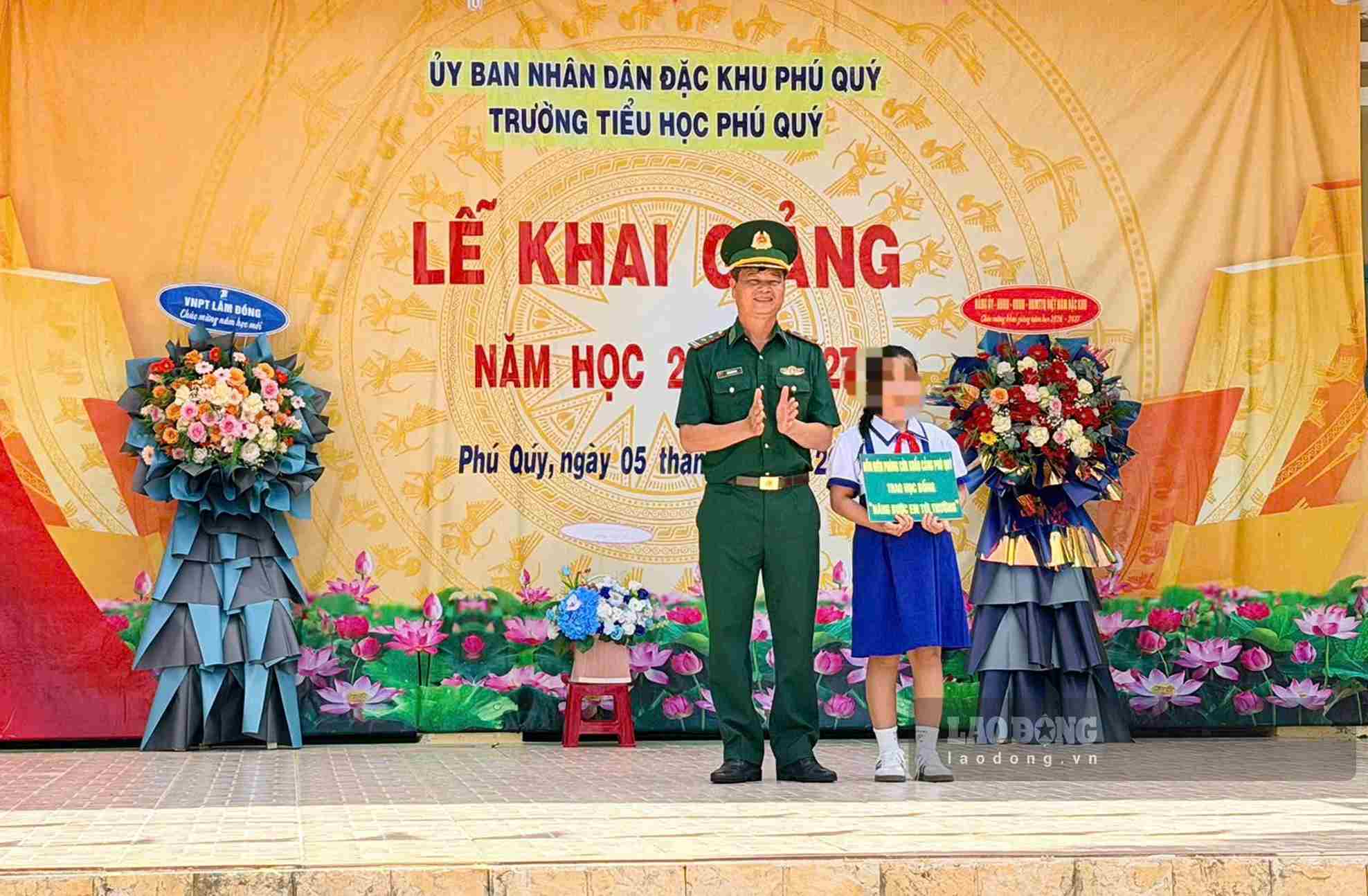 Bộ đội Biên phòng Lâm Đồng trao tặng quà cho học sinh vùng biên. Ảnh: Văn Hoàn