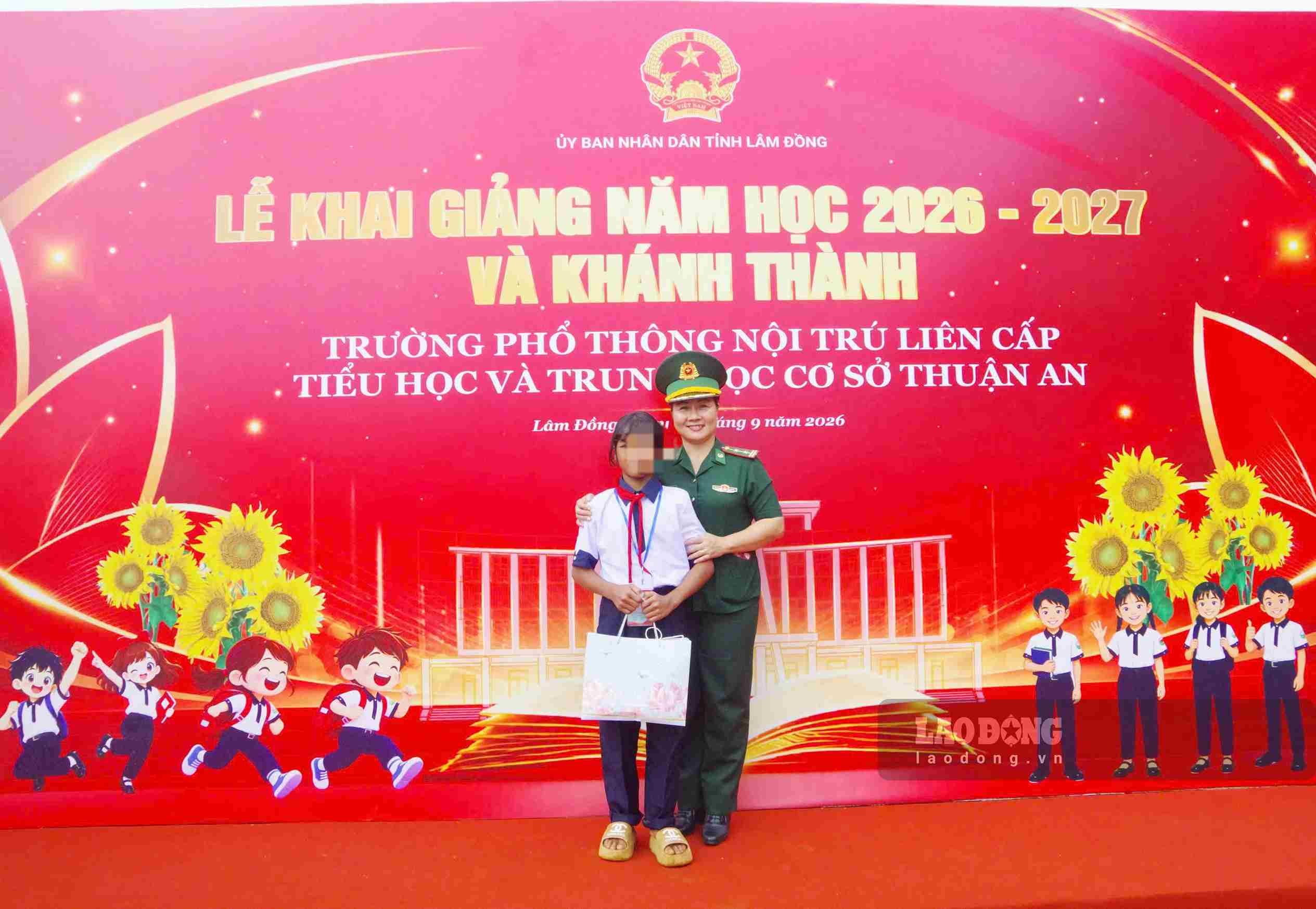 Hội Phụ nữ Bộ đội Biên phòng tỉnh Lâm Đồng trao hỗ trợ “Mẹ đỡ đầu” cho học sinh khó khăn. Ảnh: Văn Hoàn