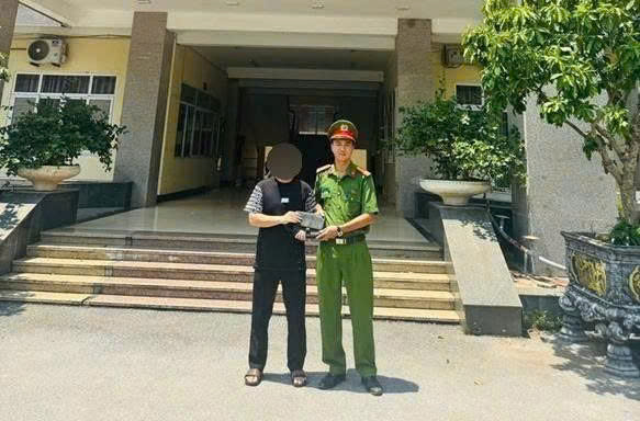 Mr. N.V.N receives property back from Chuong My Ward Police. Photo: Hanoi City Police