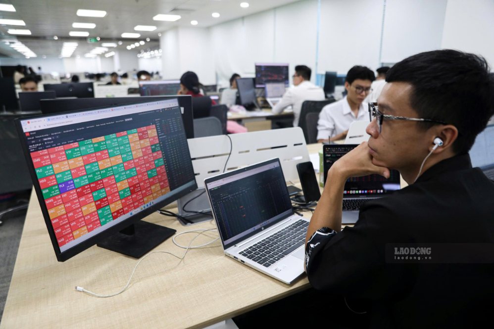 Stock market is waiting for cash flow to return after the September upgrade event. Photo: Bao Chuong