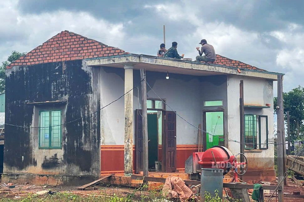 People in Ia Chia commune, Gia Lai overcome damage to houses after the tornado. Photo: Hoan Tran