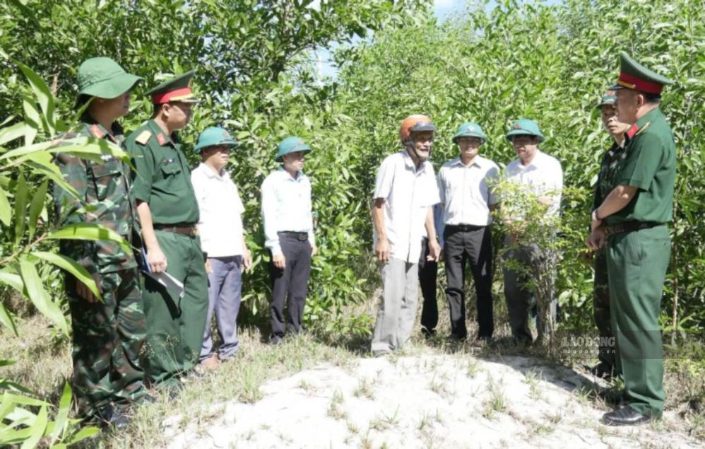 Lực lượng chức năng cùng với nhân chứng khảo sát khu vực nghi có mộ liệt sĩ tại tổ dân phố An Thạch, phường Trà Câu. Ảnh: Trọng Quốc