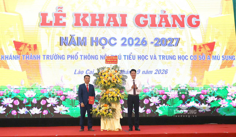 Ông Nguyễn Thế Phước - Phó Bí thư Tỉnh ủy, Chủ tịch Ủy ban MTTQ Việt Nam tỉnh Lào Cai tặng lẵng hoa chúc mừng nhà trường. Ảnh: Đinh Đại