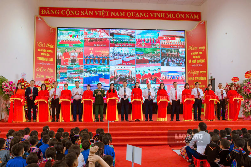 Trường Phổ thông nội trú Tiểu học và THCS Y Tý hoàn thành, đưa vào hoạt động thể hiện sự quan tâm, đầu tư của Đảng, Nhà nước và đối với sự nghiệp giáo dục vùng biên. Ảnh: Đinh Đại
