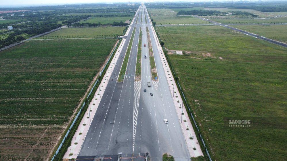 Nhon Trach Ward, Dong Nai City is implementing many traffic infrastructure projects connecting Ho Chi Minh City. Photo: HAC