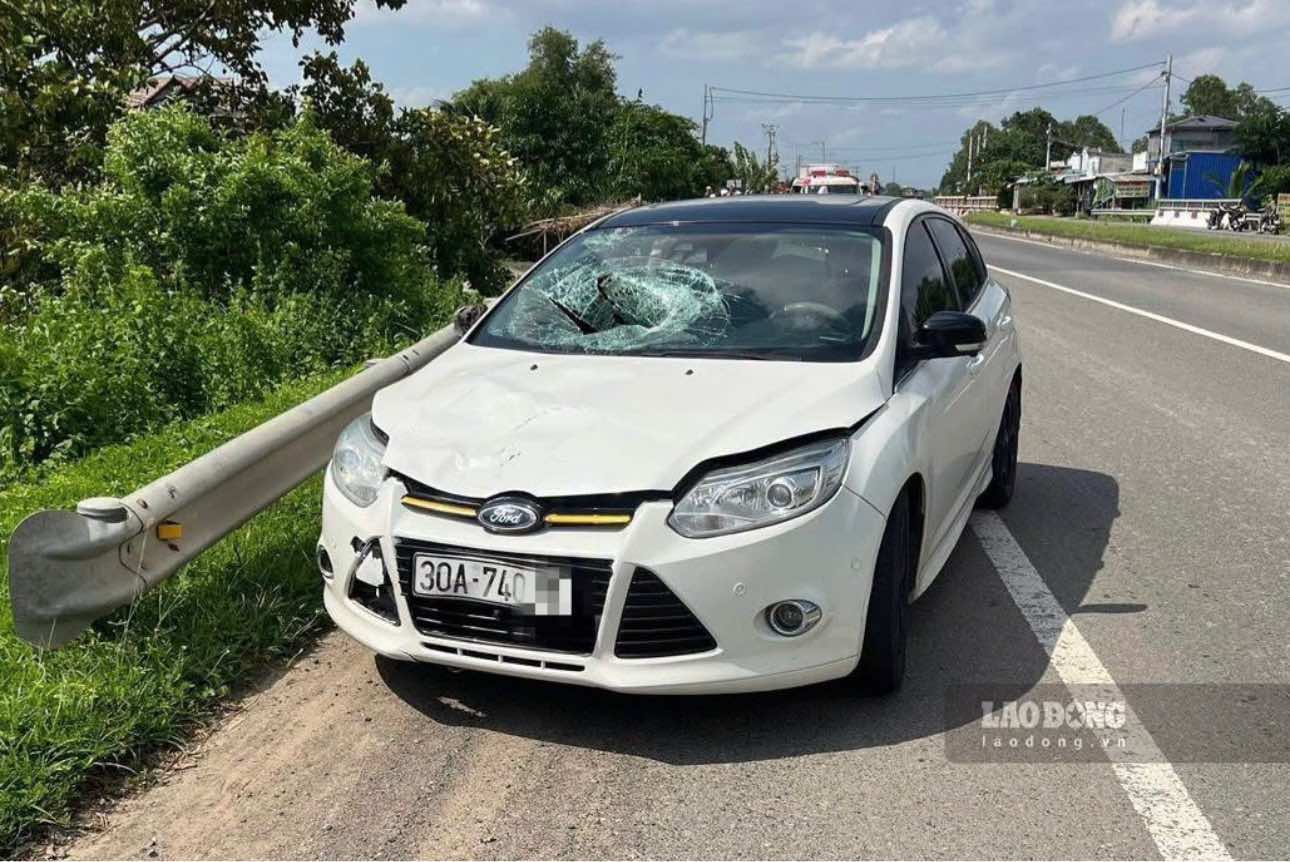 Xe ô tô va chạm với công nhân bảo trì đường bộ. Ảnh: Duy Tuấn