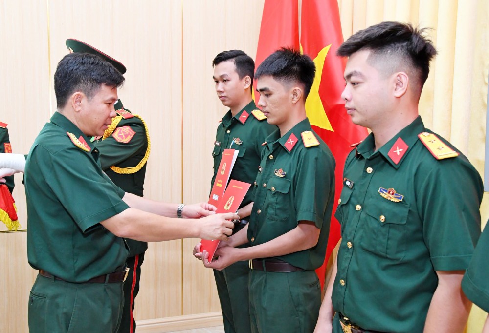 Hội nghị trao quyết định điều động các sĩ quan trẻ về công tác tại Bộ Chỉ huy Quân sự tỉnh. Ảnh: Trọng Quốc/Bộ chỉ huy Quân sự tỉnh Quảng Ngãi