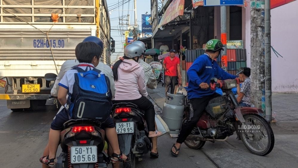 La calle Phan Van Hon (Ciudad Ho Chi Minh) es actualmente estrecha, con un gran volumen de camiones, por lo que existe un riesgo potencial de accidentes. Foto: Anh Tu