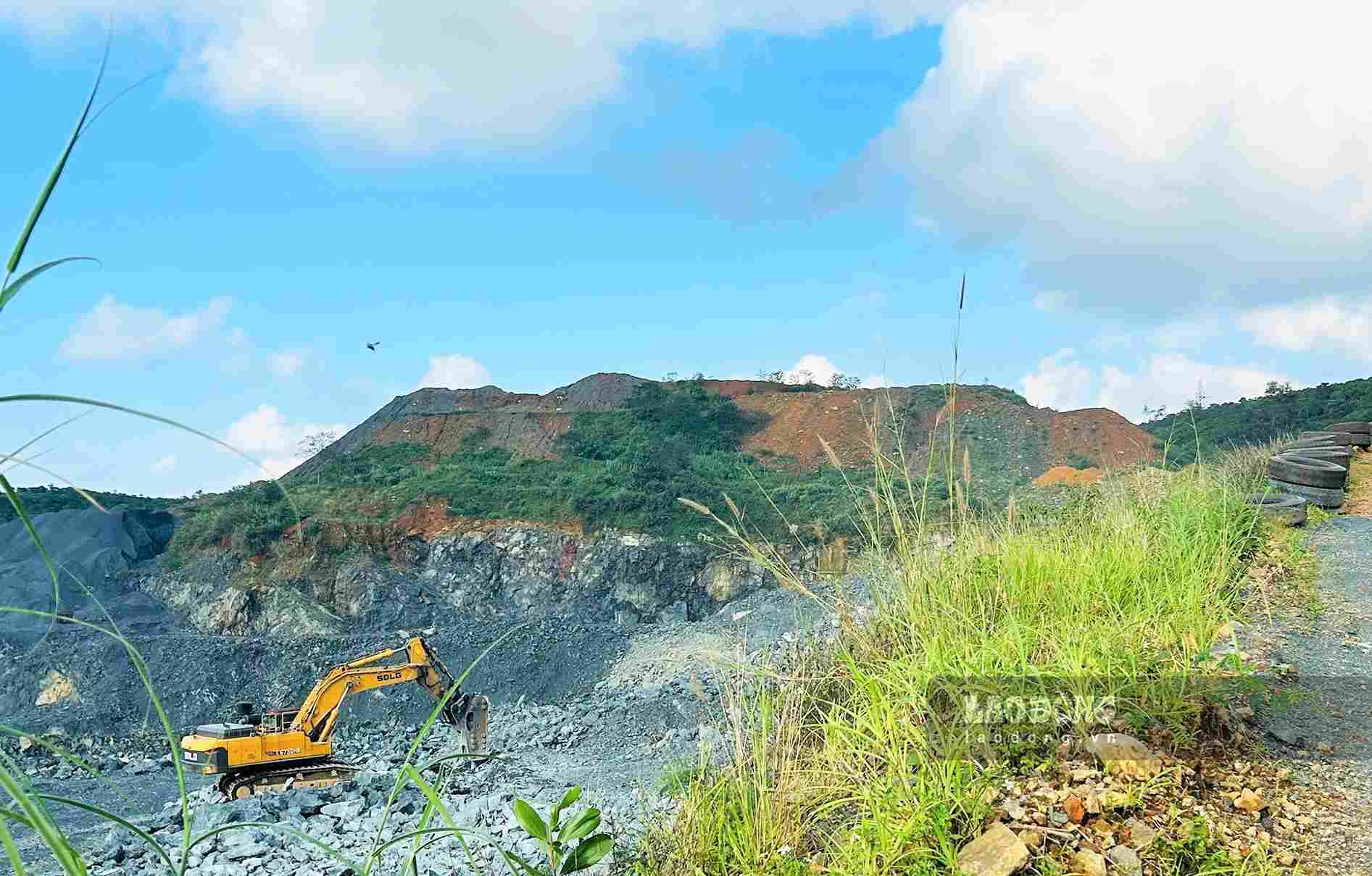 Para recuperar la tierra de la capa superior como material de relleno, las empresas deben elaborar un plan de construcción para recuperar minerales, garantizando la seguridad en el vertedero de acuerdo con las regulaciones. Foto: Phuc Khanh